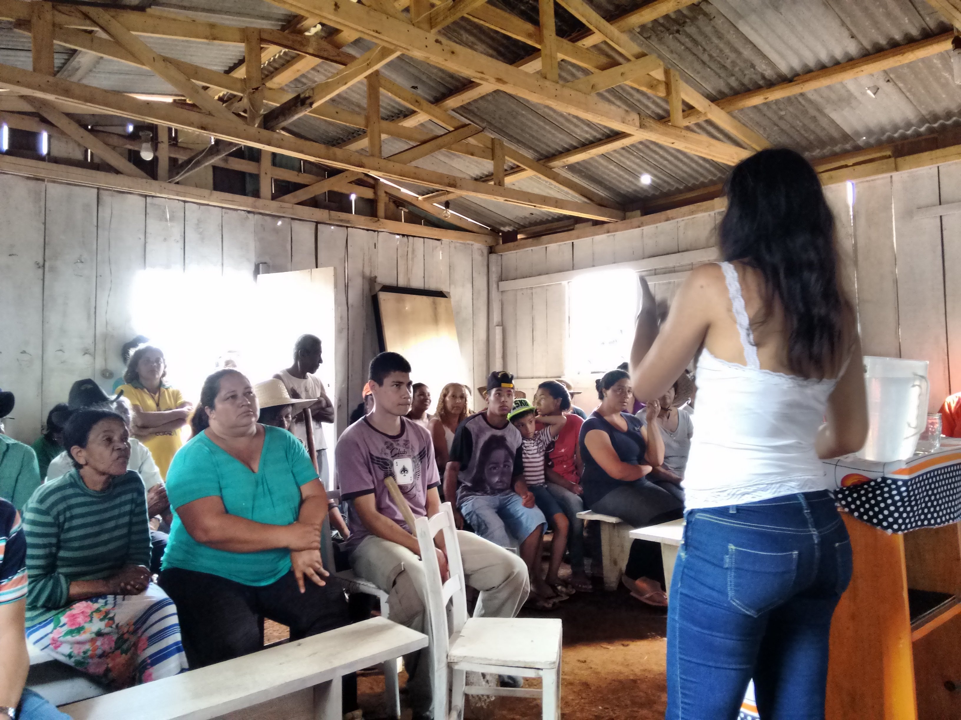 Atividade coletiva de discussão de projeto de agroindústria no Quilombo Paiol de Telhas